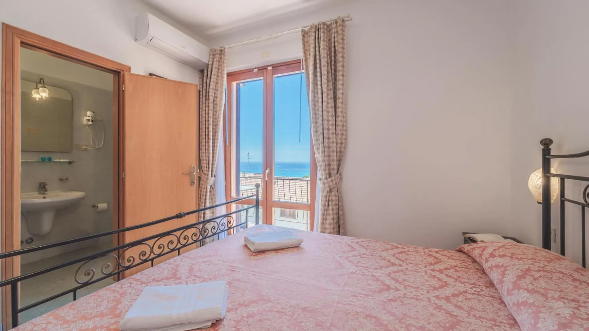 Hotel Lo Scirocco Fetovaia 3*,  Italy